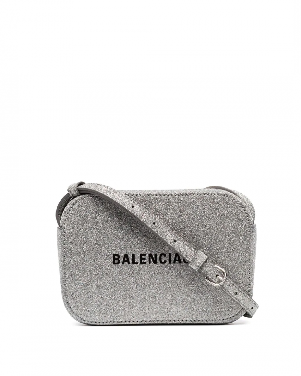 閃耀著銀色光芒的Balenciaga Everyday Camera Bag,展現高調的奢華感。