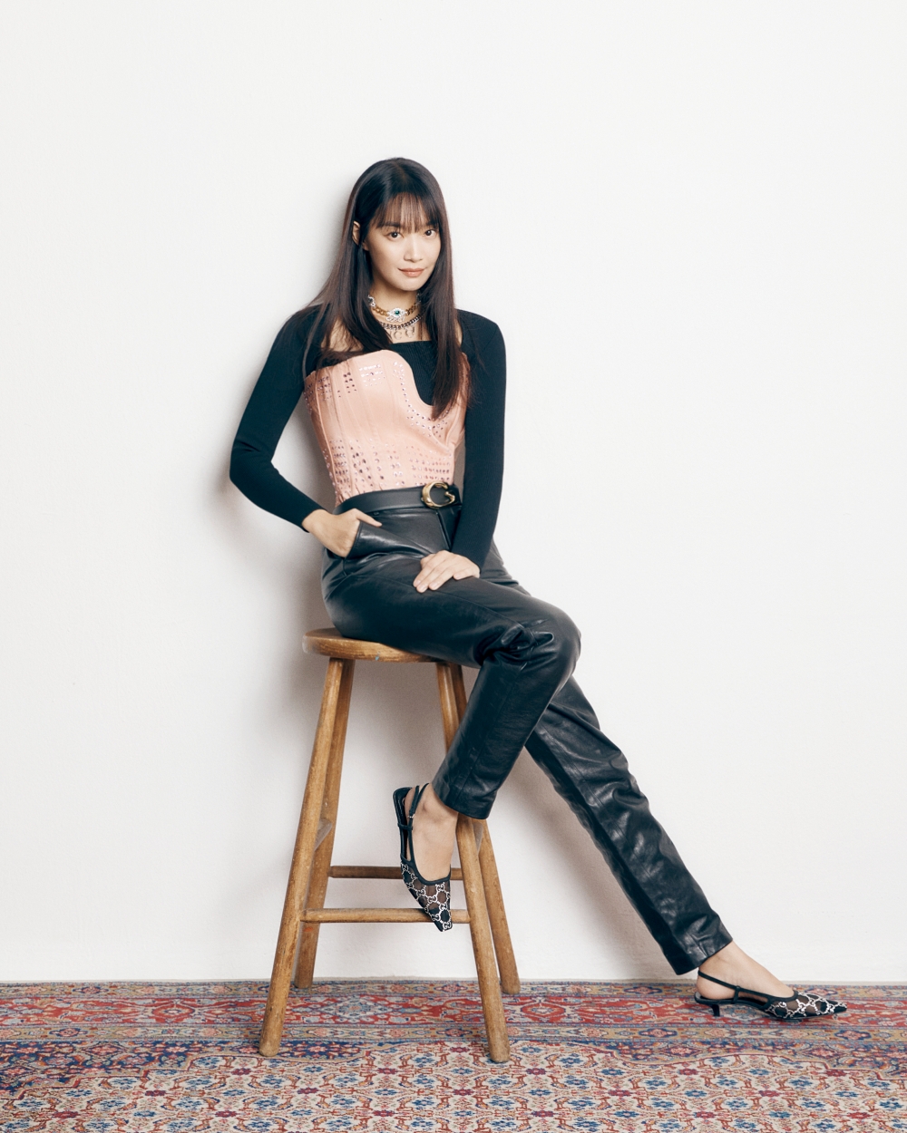 在釋出的時尚大片中,她身穿三套不同的服裝,每套都時髦滿分。