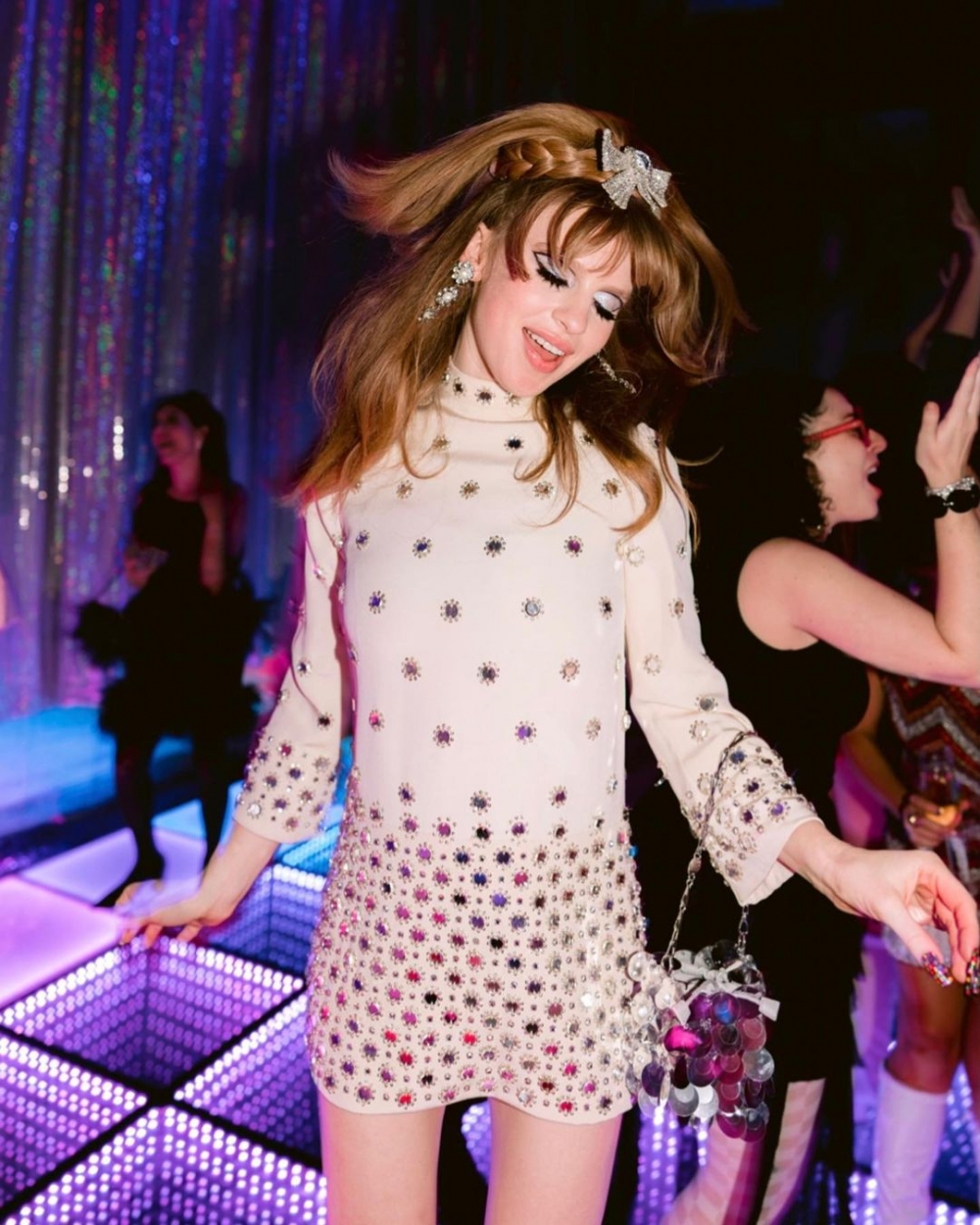 這一場派對，Ivy Love Getty一口氣變換了三種不同的復古造型。