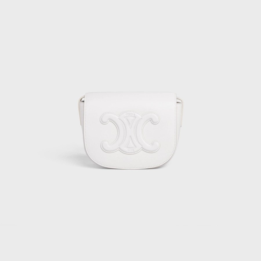 一抹純白色的CELINE Forco Cuin Triomphe,展現出別緻優雅的經典美。
