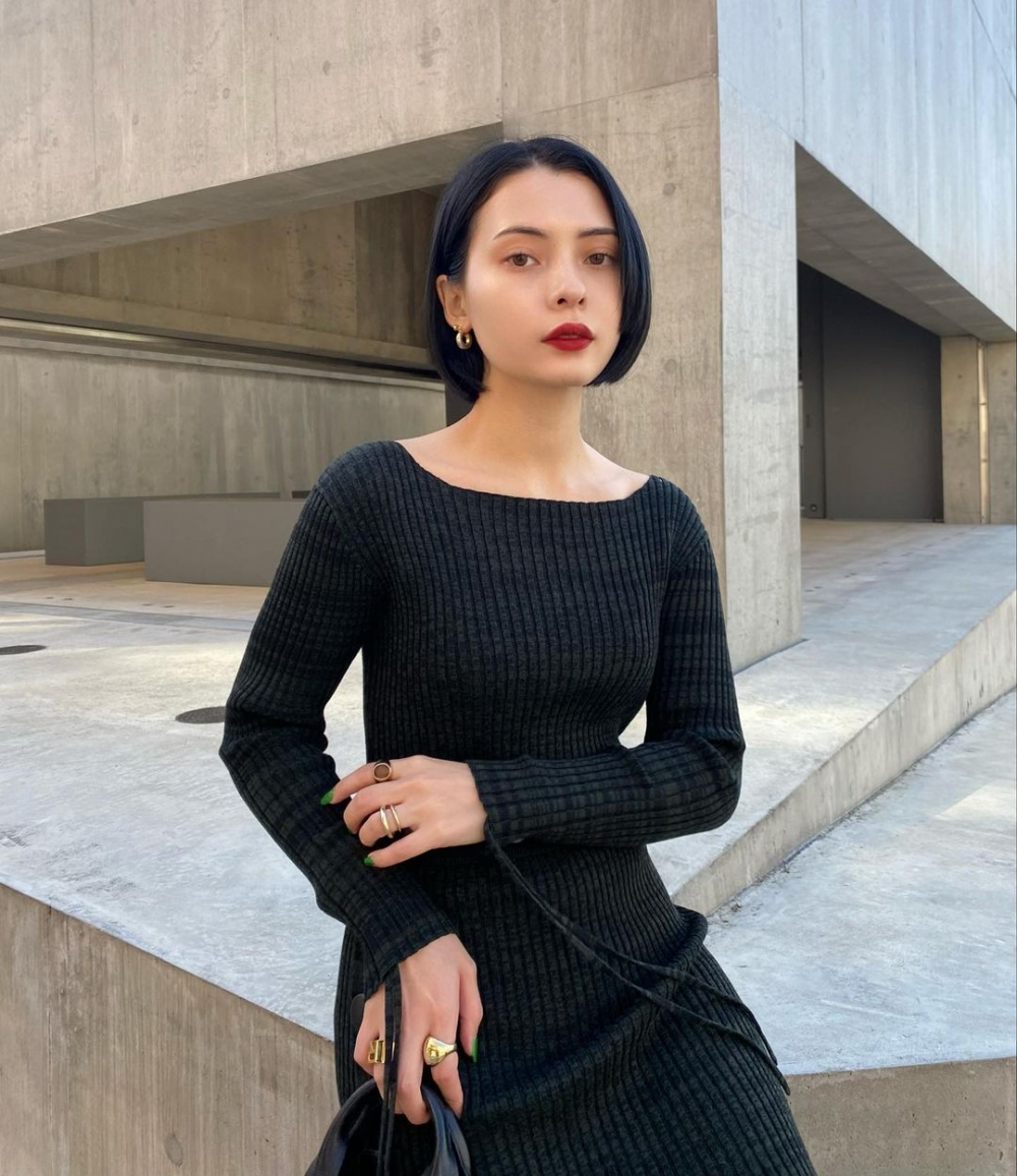 日本博主Rachel頂著一顆烏黑的齊短髮,服服貼貼的顯得很有氣勢。