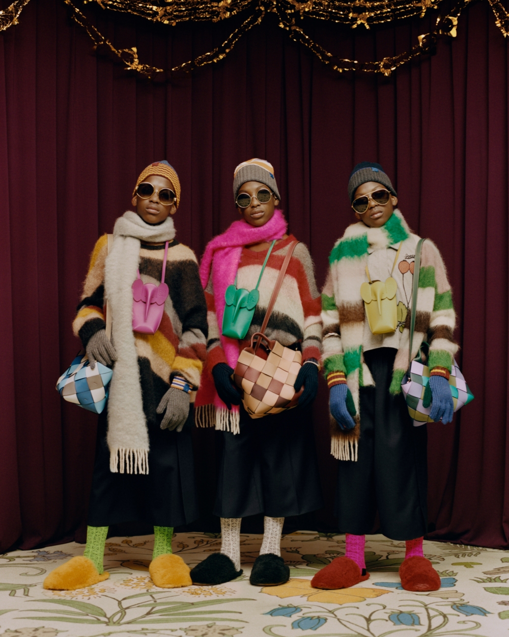 LOEWE近日驚喜推出一系列節日單品,將恣意又高雅輪廓注入鮮艷搶眼色彩。