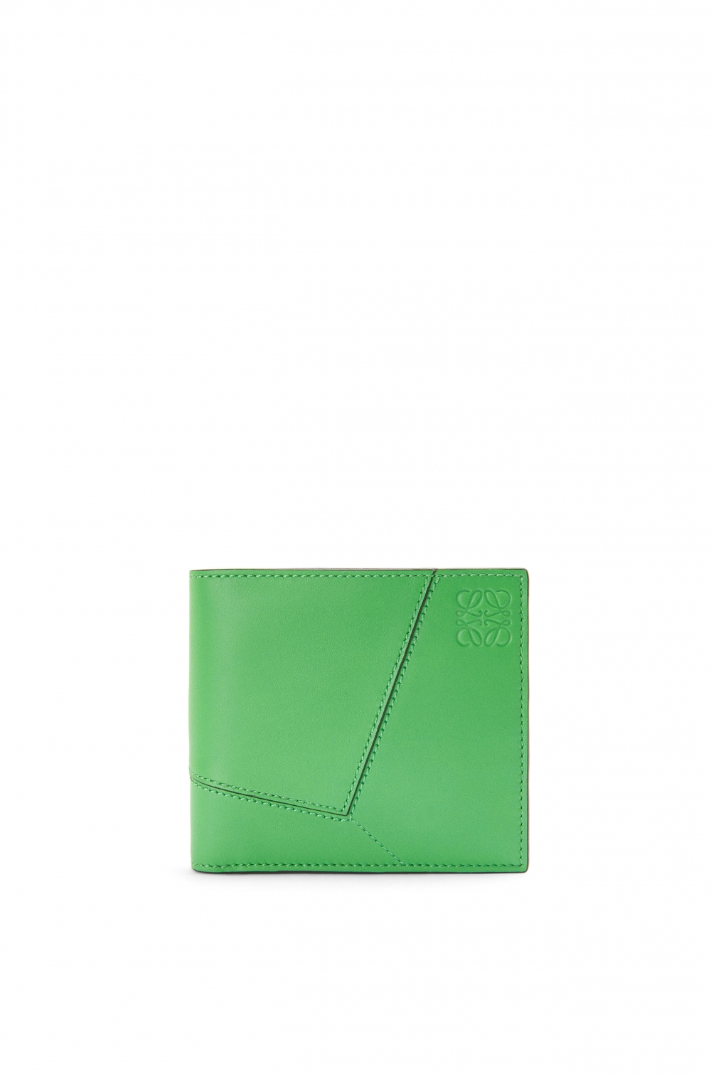 Bifold Coin Wallet靈感取自象徵性Puzzle手袋,配有鮮明的幾何圖案和對比色縫線。
