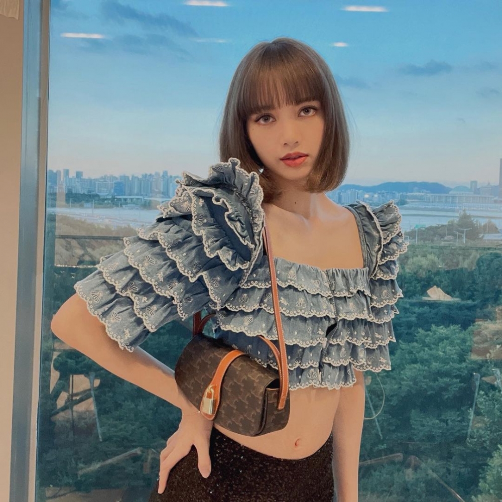 CELINE最新的「鎖頭包」TABOU成為本季焦點,BLACKPINK Lisa 與《魷魚遊戲》的鄭浩妍都率先使用,讓它人氣急升。