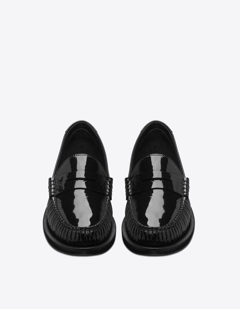 Saint Laurent黑色Le Loafer,汲取經典標誌的煙裝詮釋現代氣質。