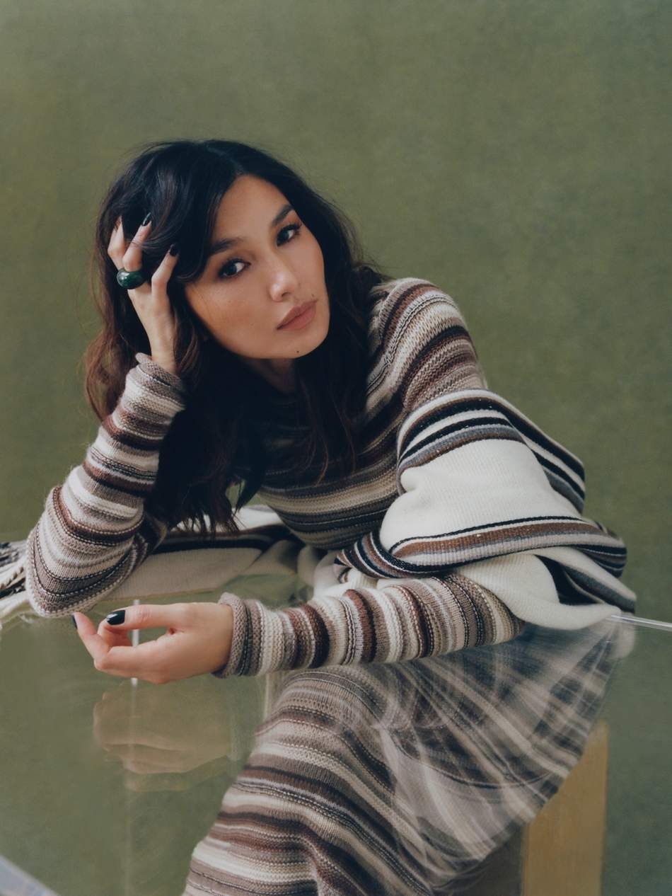 Gemma Chan身穿針織品,展現優雅幹練的魅力