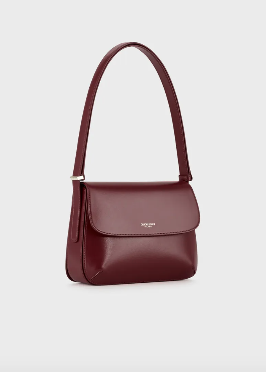有著圓弧的袋身,這款Giorgio Armani Large Palmellato Leather La Prima Bag俐落中又帶點率性。