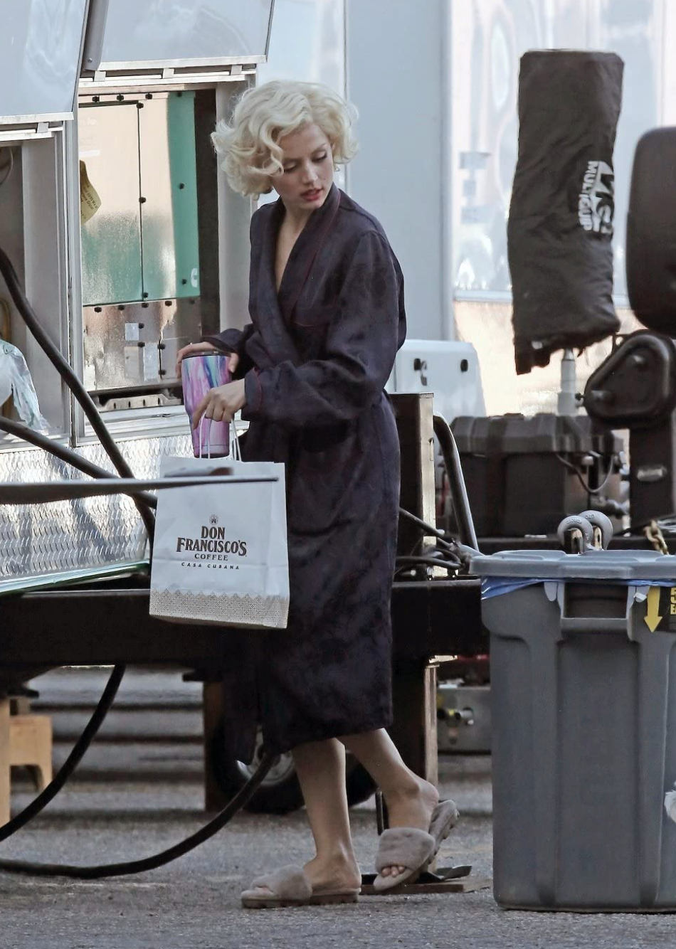 從目前釋出的幕後照中能看出她扮成瑪麗蓮夢露的樣貌。