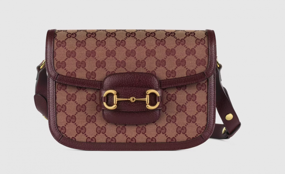 Gucci 經典的馬銜扣1955,能斜背的設計讓你在日常中更加方便隨行。