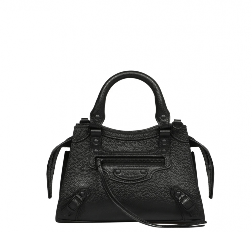 Balenciaga最經典的款式機車包的黑色迷你版,帶有帥氣又可愛的氣質。