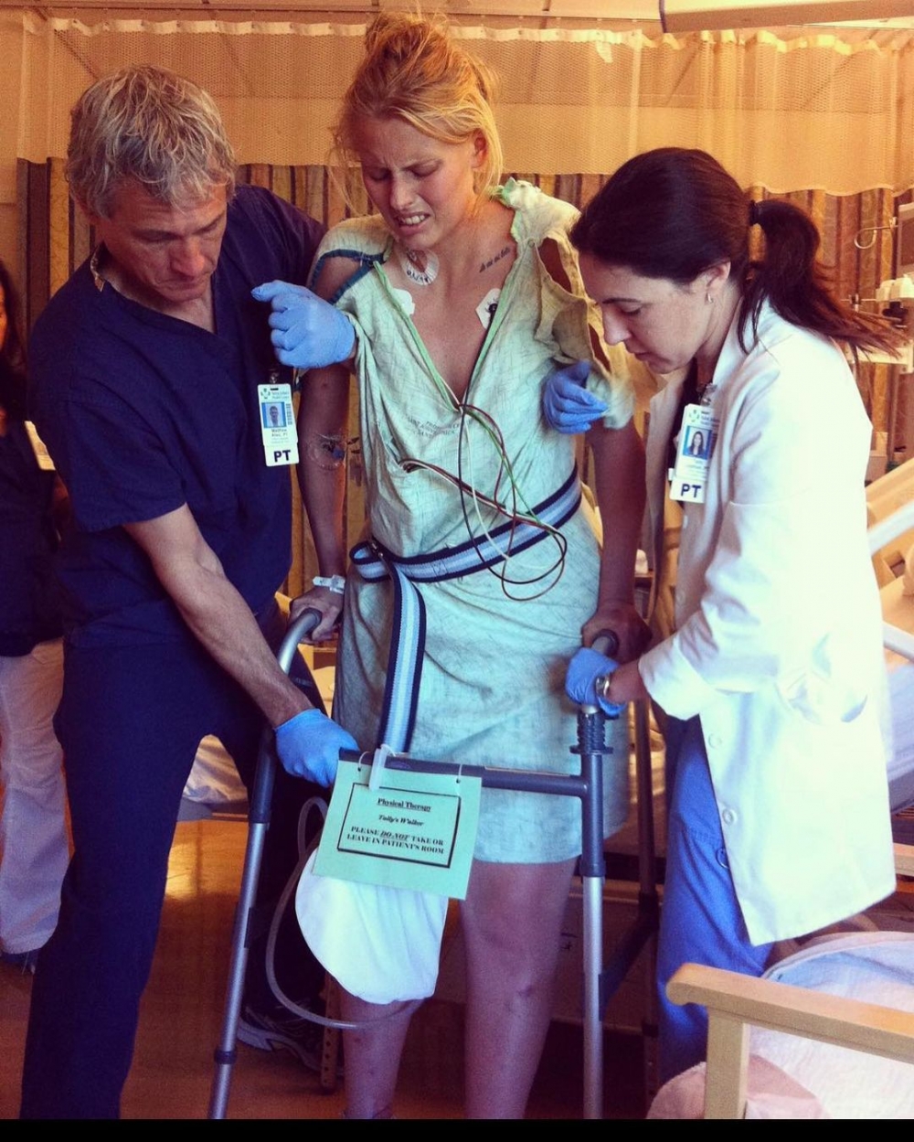 當時的她身體承受著極大的疼痛,讓她失去了雙腳。