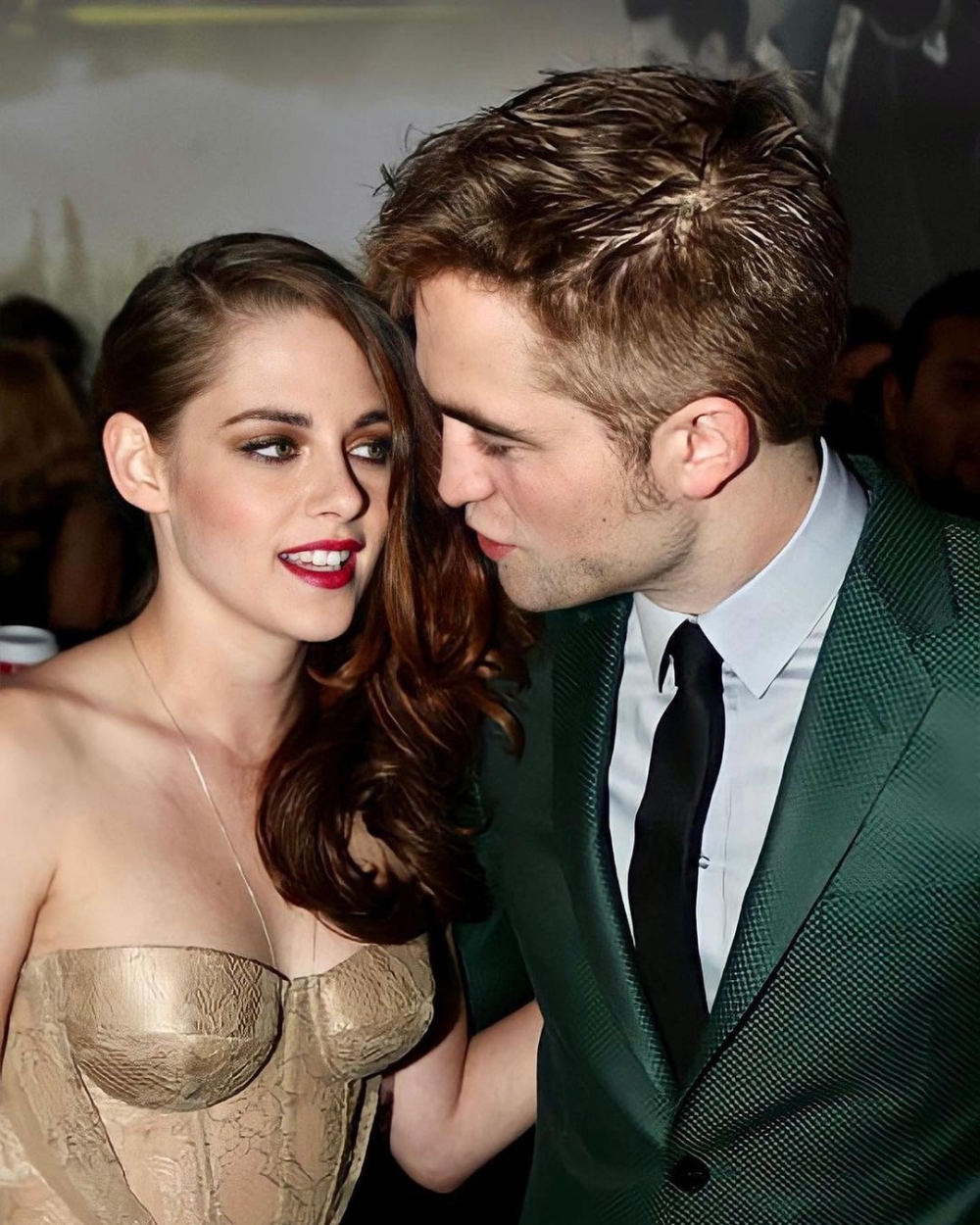 在過去她最被大家知道的戀情就是跟暮光之城男主角的愛情