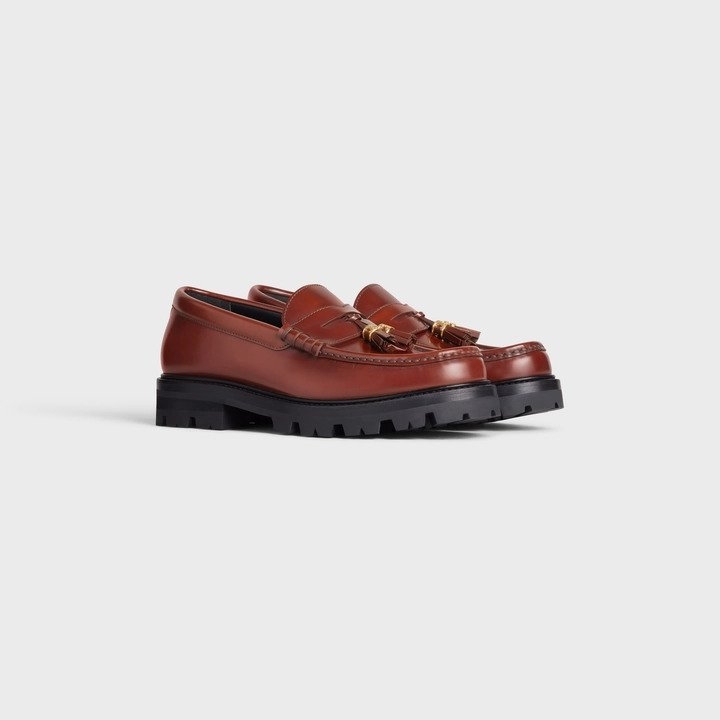 CELINE Margaret Loafer,紅狐色調的小牛皮質感呈現復古氛圍。