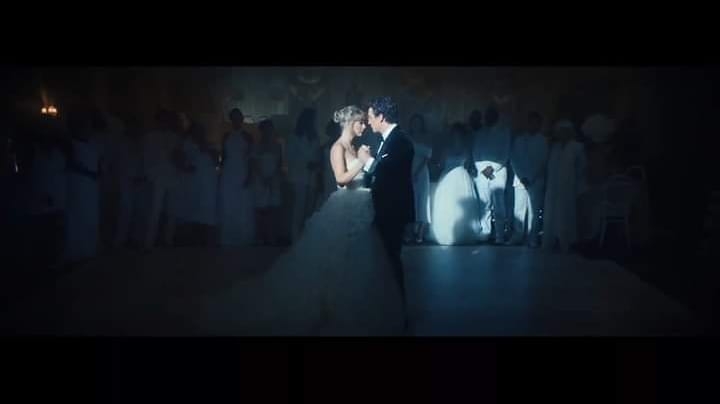 我們能從MV中看見Taylor Swift穿上台灣婚紗品牌Nicole + Felicia的紅色與白色禮服。