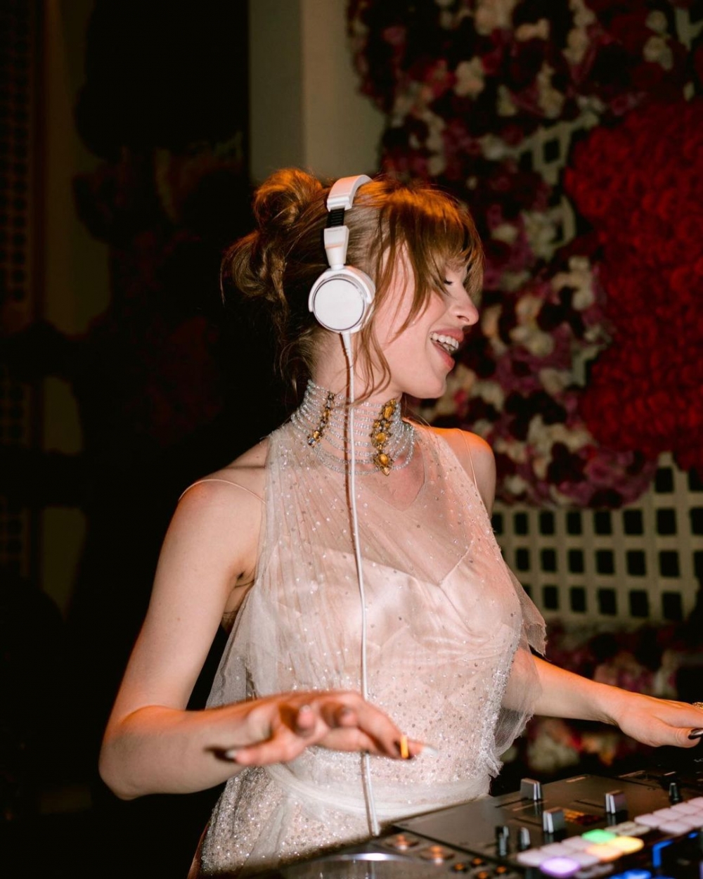 優雅但也狂野的她，是一位模特兒兼藝術家。