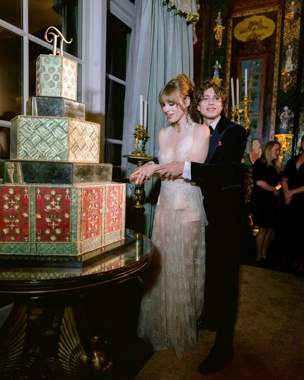 兩人幸福地切著婚禮蛋糕，令人也格外感受到甜蜜氛圍。