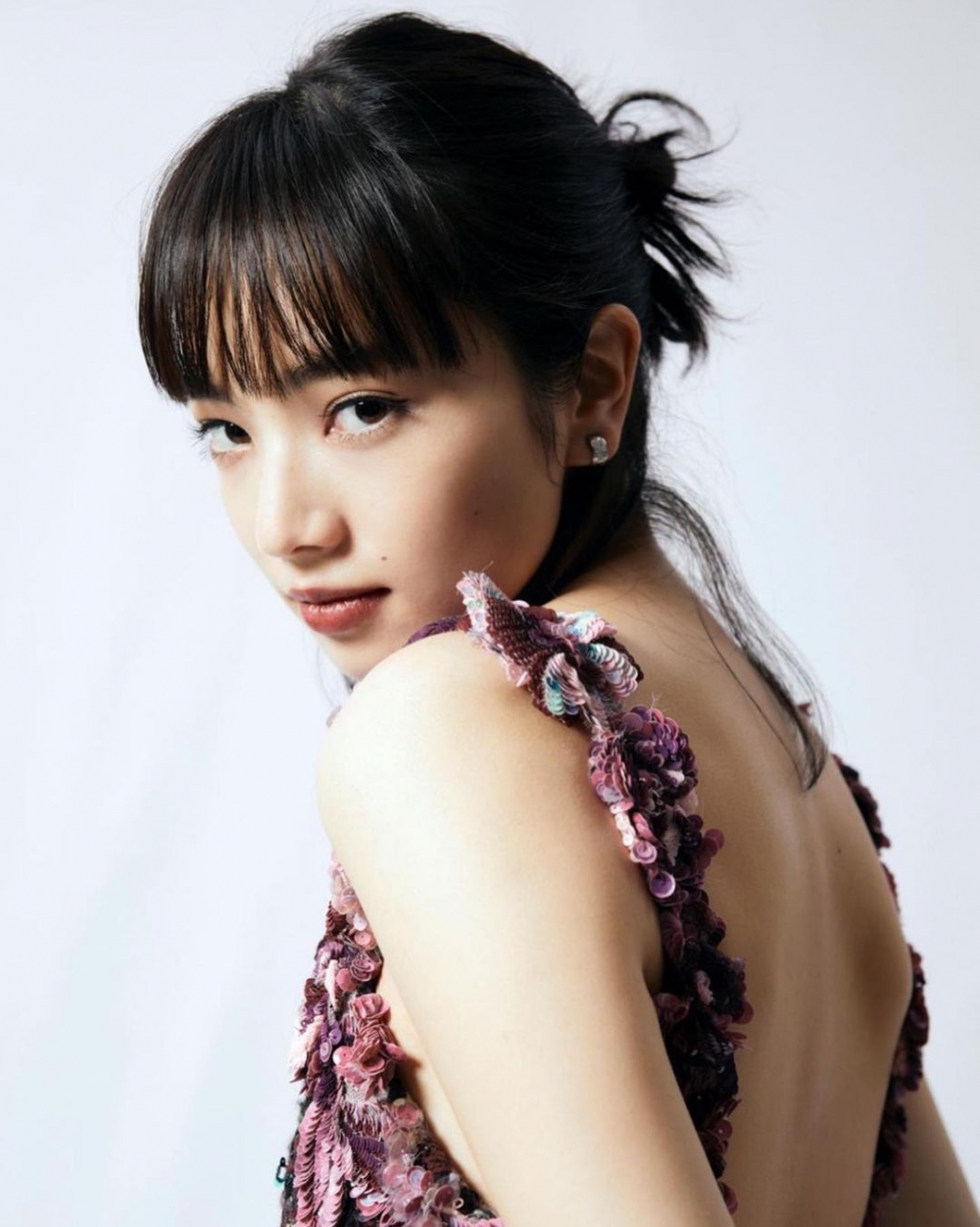 小松菜奈與男友菅田將暉正式成為夫妻,幸福結婚了。