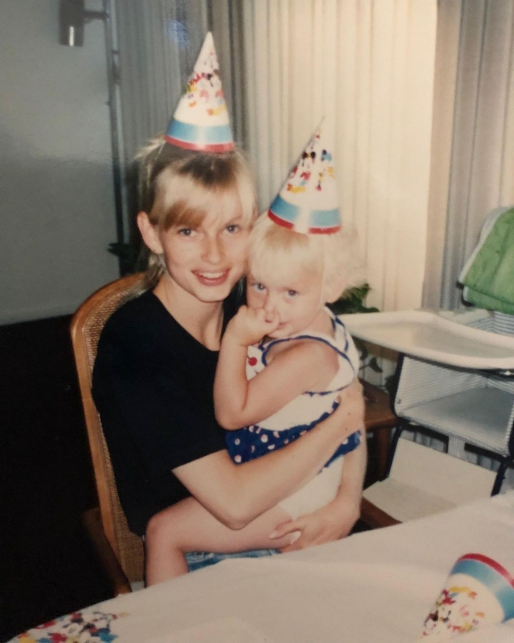 她的母親也是模特兒,也影響著她,讓她也踏上了一樣的道路。