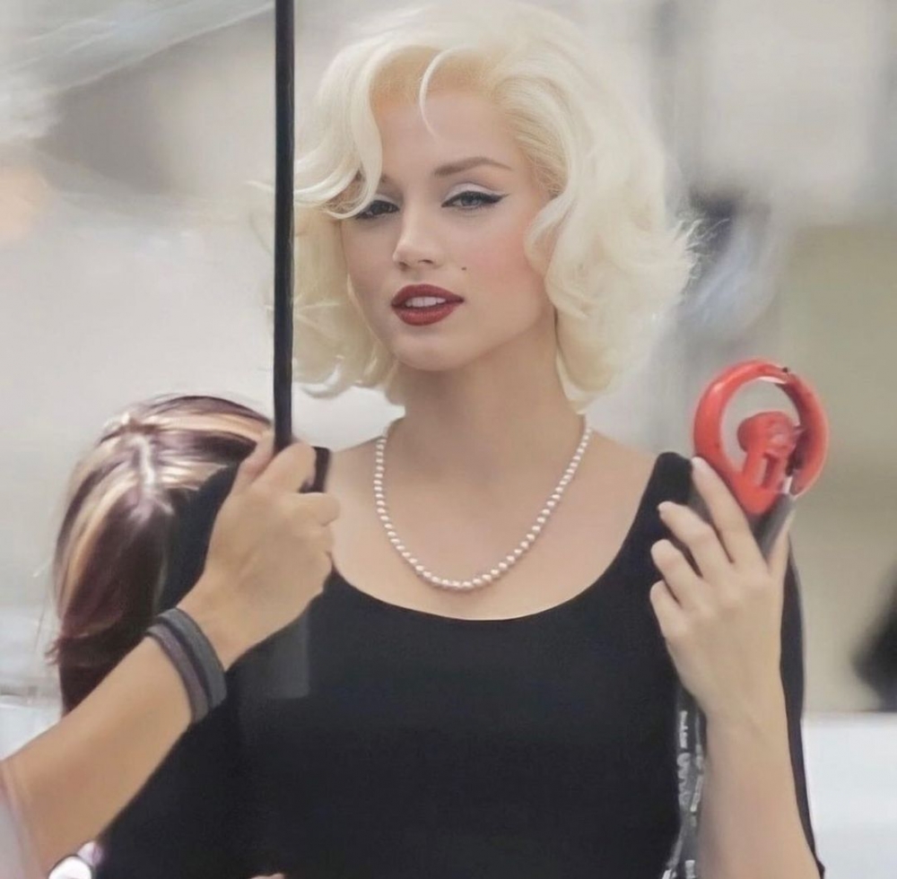 身為荷李活新任性感女神的她接演了瑪麗蓮夢露的角色