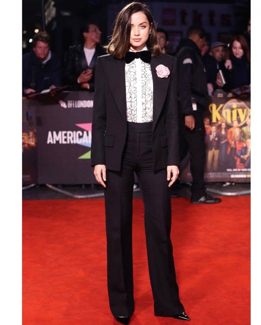 不只能性感，她也能穿上帥氣的西裝登場