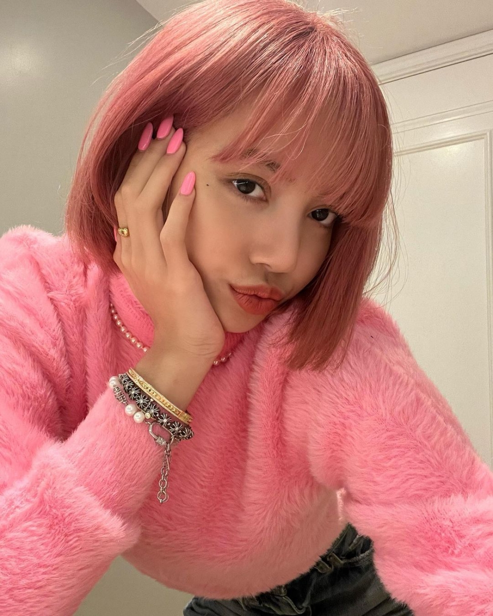 在近日BLACKPINK的成員Lisa驚喜換上新髮色。