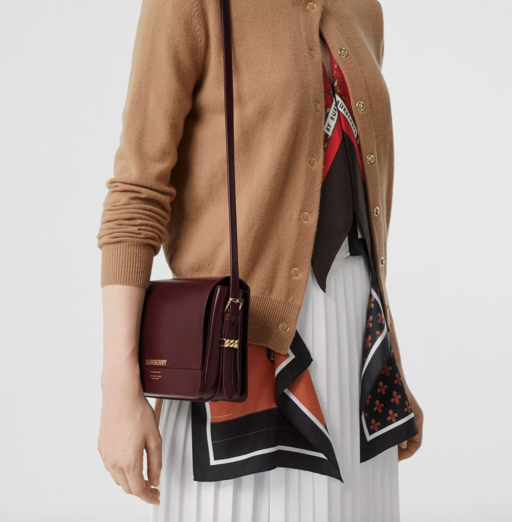 造型典雅的Burberry Small Leather Grace Bag在日常中能搭配辦公室穿搭。