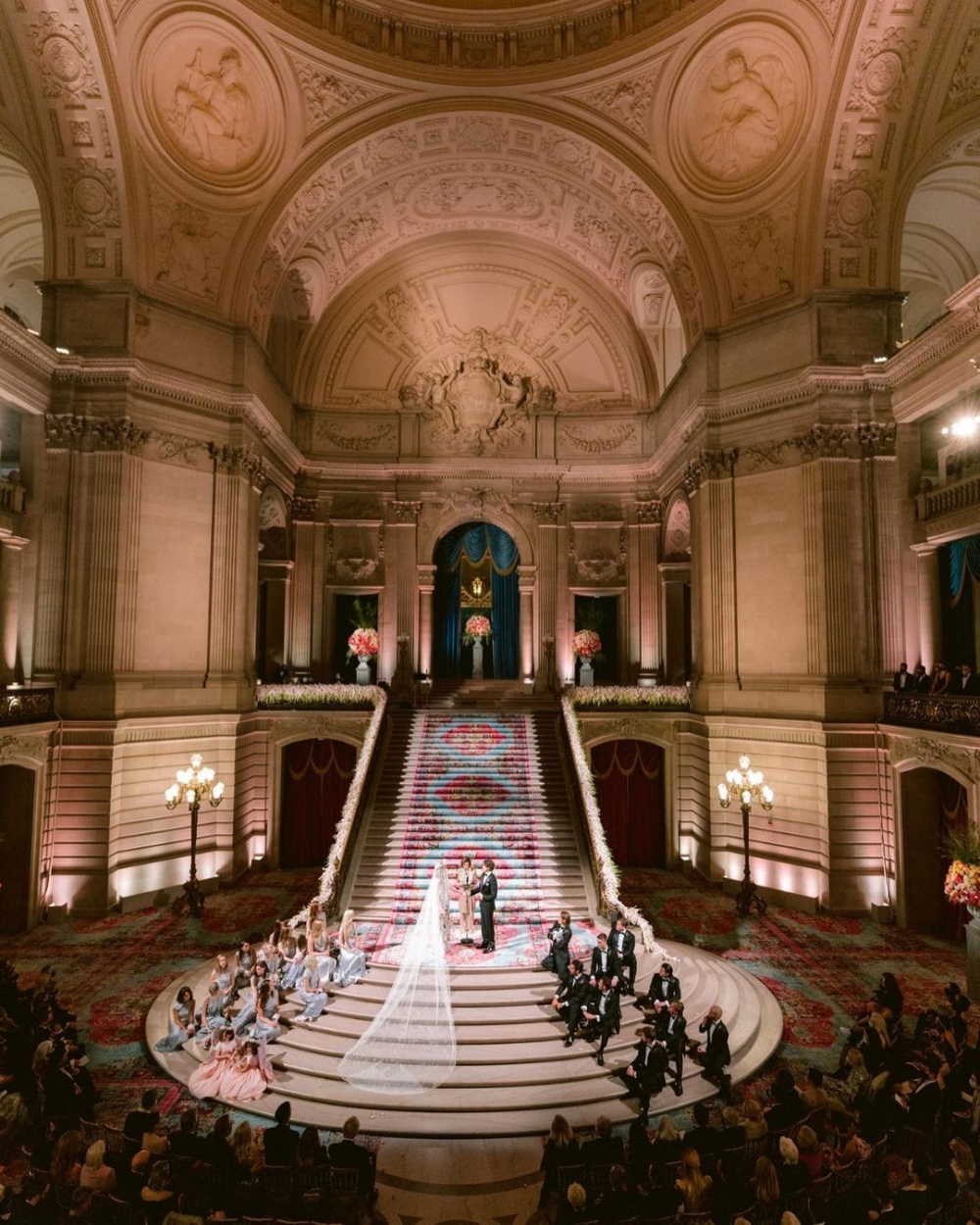 舊金山藝術宮，新娘與新郎在精緻細琢的奢華禮堂完成婚禮儀式。