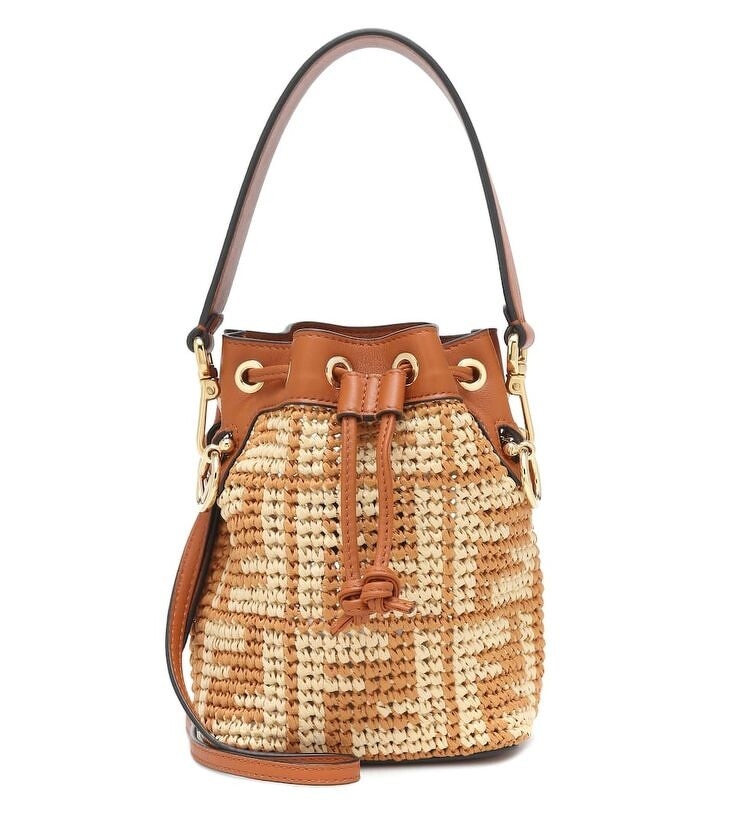 她手上的Mini Mon Tresor Raffia Bucket Bag,也意外成為焦點。