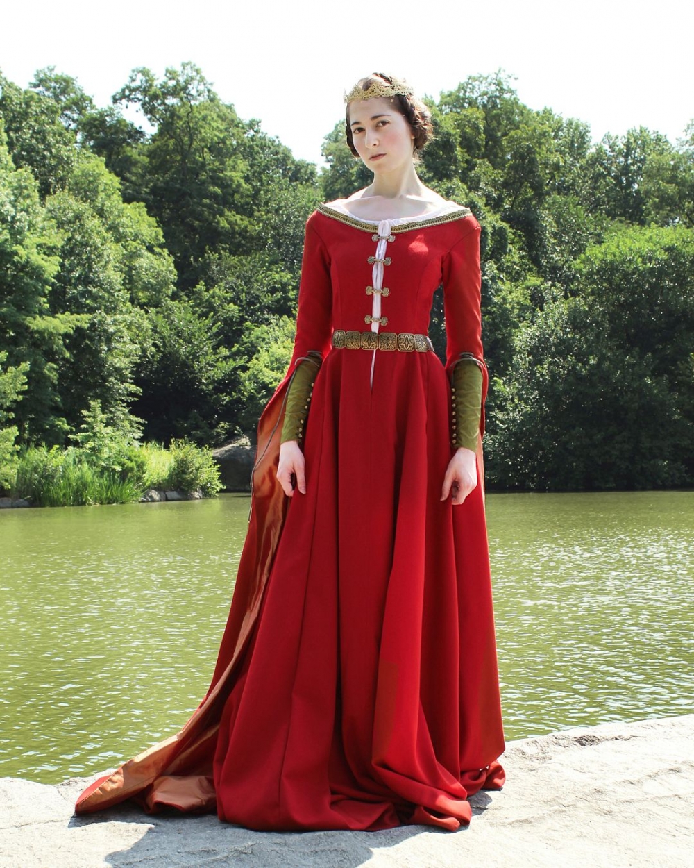 這件紅色的禮服是她親自製作的15世紀禮服。
