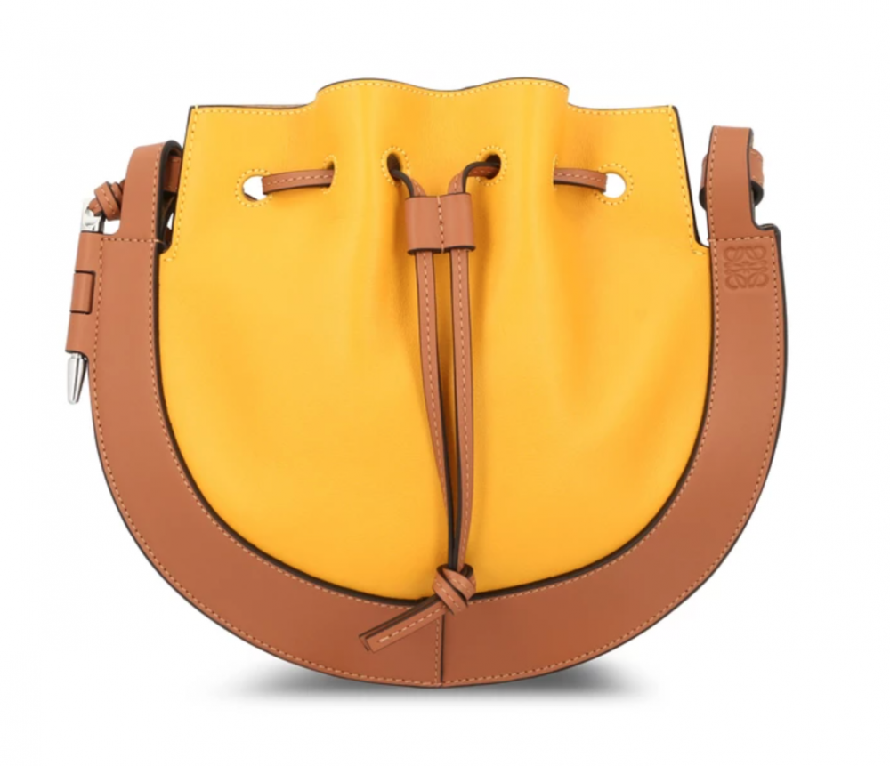 時髦人士最喜愛的可愛手桶包,LOEWE Horseshoe Small Bag撞色的設計非常醒目。