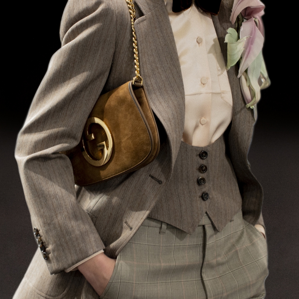 有著復古造型的手袋,這款手袋非常的俐落有型