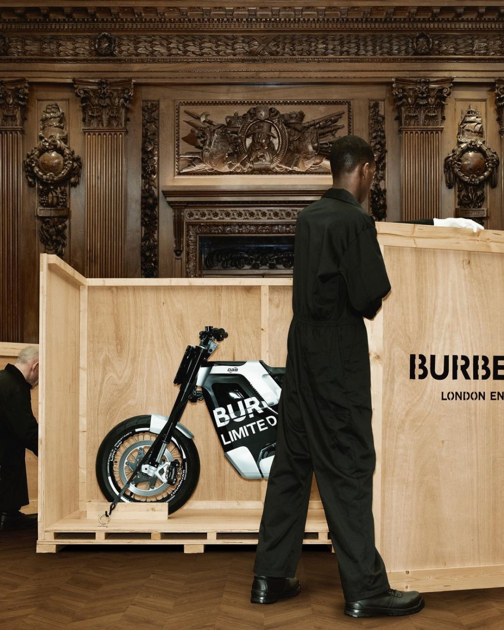 Burberry與DAB Motors跨界合作所推出的電單車也非常時髦帥氣。