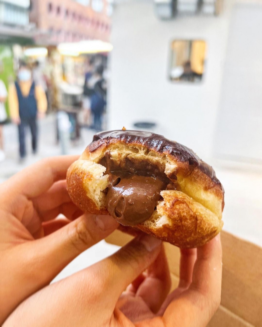 撕開麵包體,才發現內層有不斷流下的內餡。