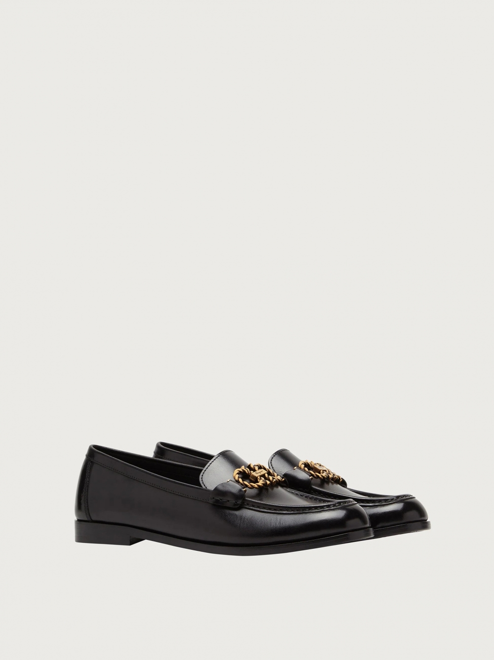 Salvatore Ferragamo黑色Loafers,配有標誌性的Gancini搭扣的火炬工藝。