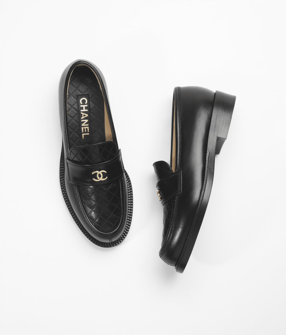 CHANEL黑色菱格Loafer,經典菱格紋絎縫便是亮眼之處。