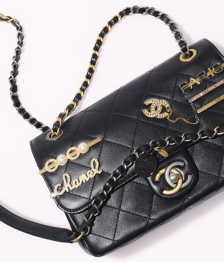 手寫字幕CHANEL、珍珠配飾「COCO」