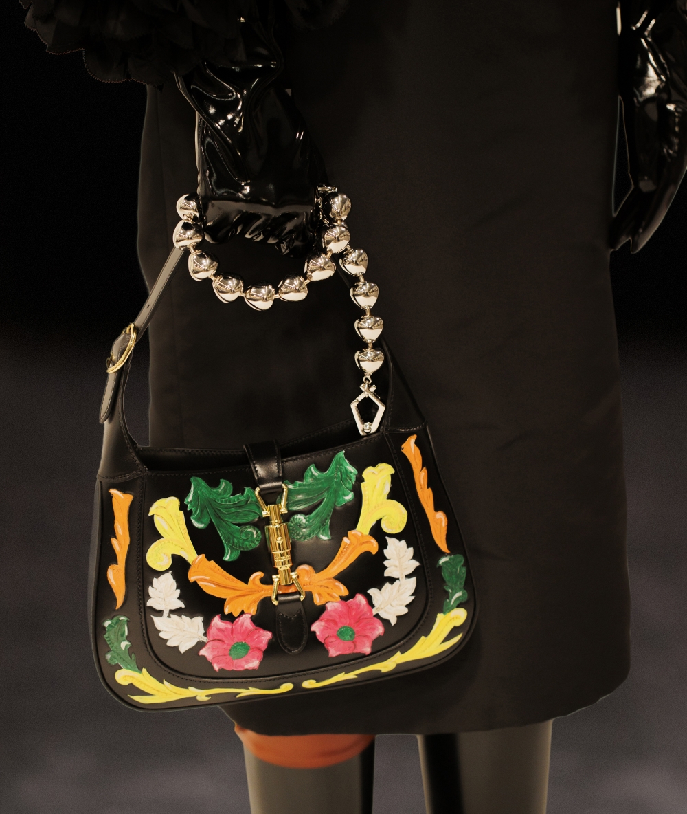 這款黑色的手袋賈姬包換上了新的衣服