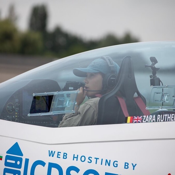 19歲的「飛行少女」Zara Rutherford,勇敢追尋自己的夢想。