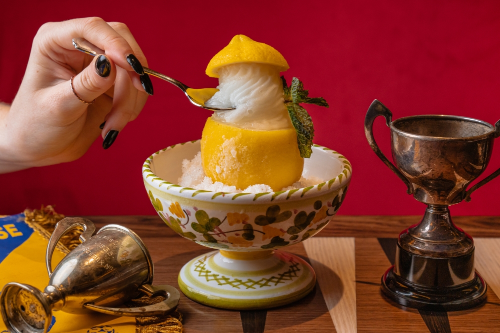 這件檸檬雪葩採用新鮮檸檬，從中央淋上糖霜和平檸檬皮屑，美妙清新的口感在舌尖纏繞。