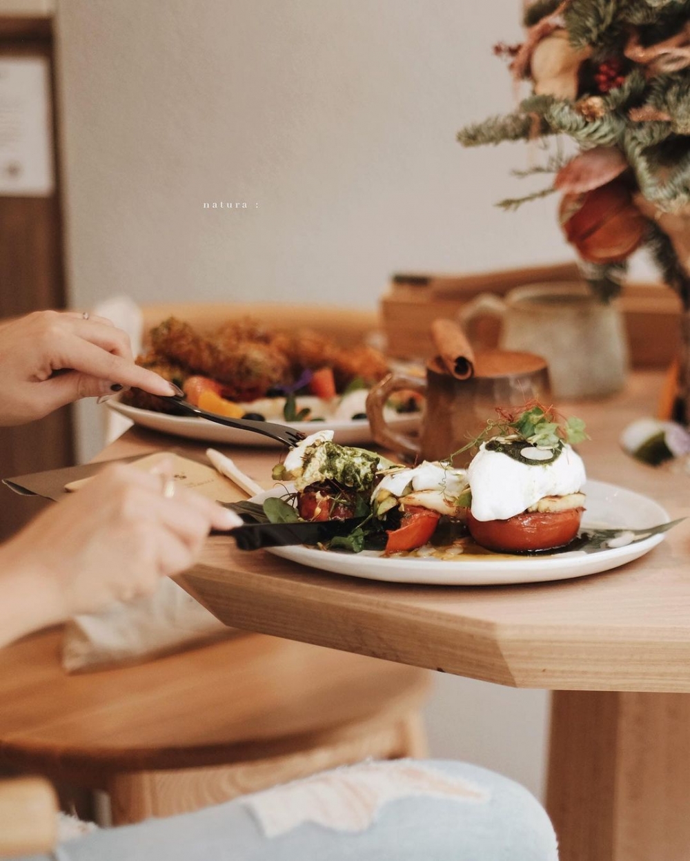 到店內,坐下來細細品嚐店內精心製作的佳餚。