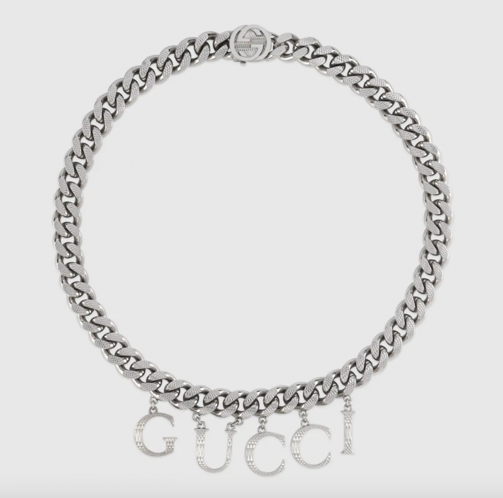 有著Gucci的字樣,展現品牌的霸氣設計。