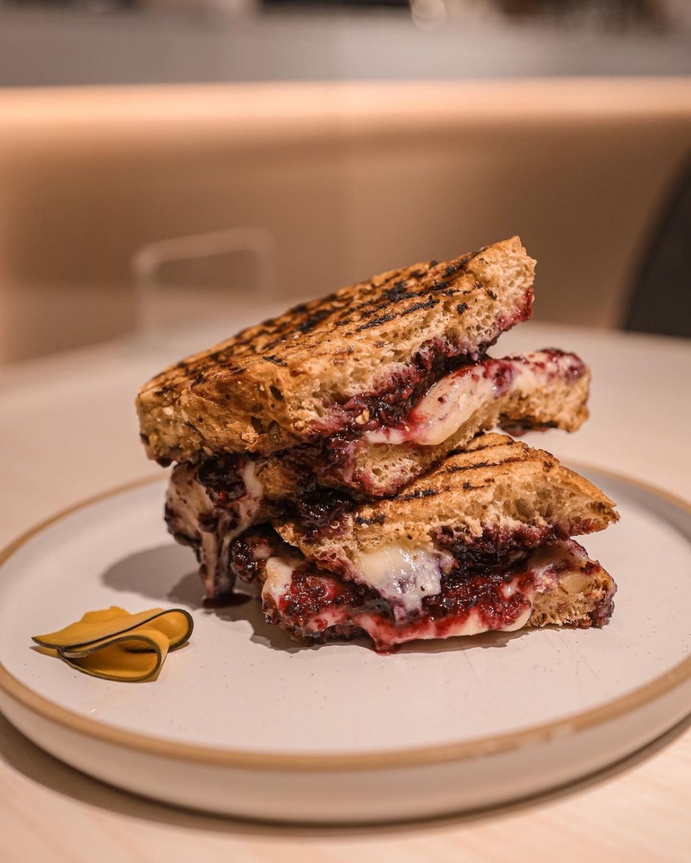 最後再來一道Crunchy Blue半融藍莓三文治，飽足之餘又愉悅。