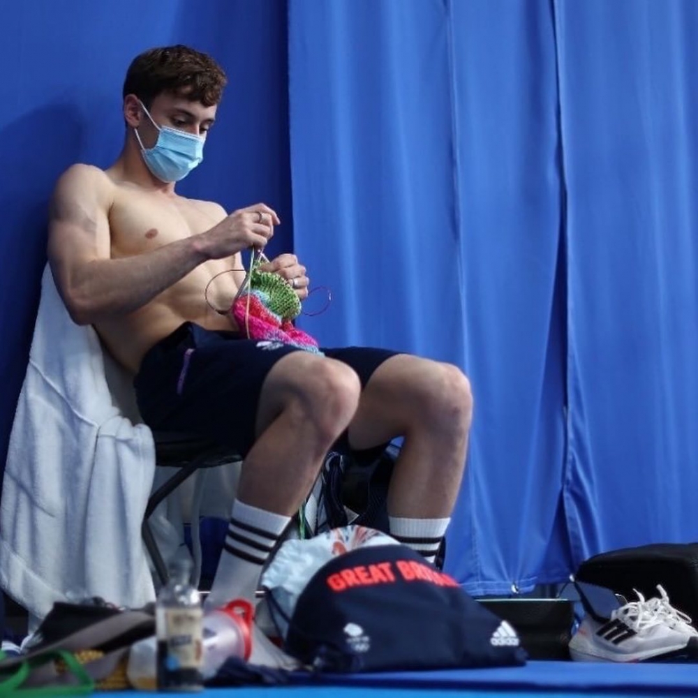 激昂的氣氛下Tom Daley卻是一副從容拿著毛線不停編織。