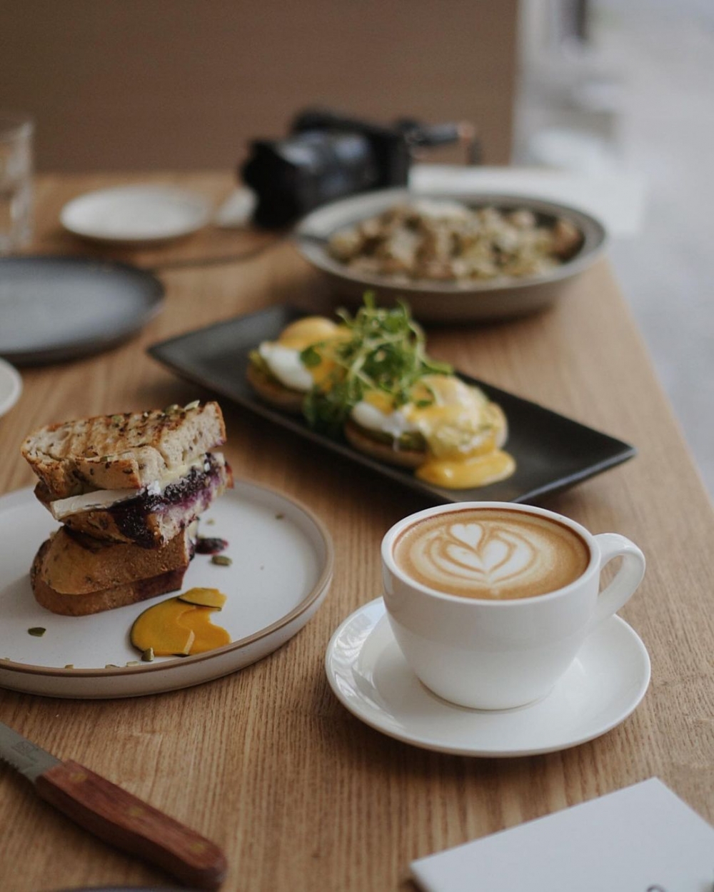 提到澳式令人放鬆的早午餐，更不能少了牛油果的層次。