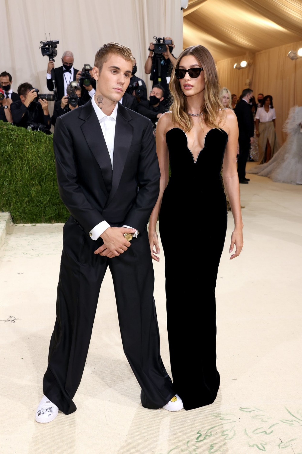 今年Bieber夫婦出席紐約Met Gala晚宴,以黑白簡約風穿搭亮相成焦點。