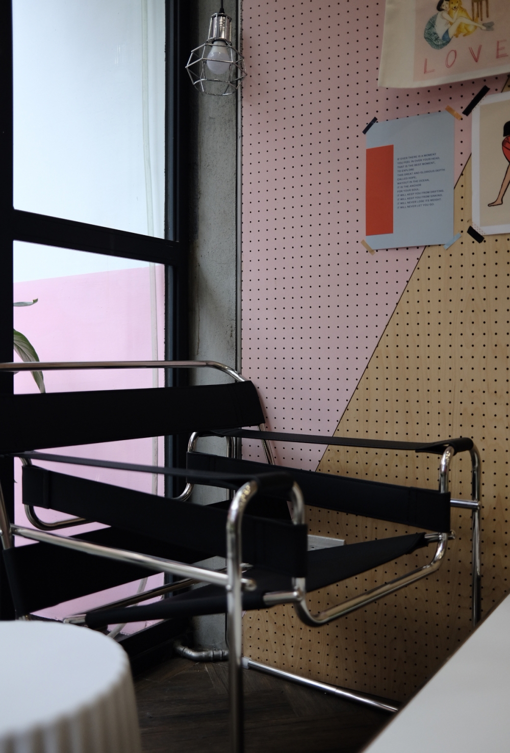 70年代的傢具擺設，每一張獨立卻又趣味地很一緻。