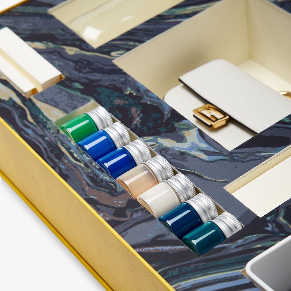 你能運用禮盒中的水轉印套件，創作出專屬圖案。