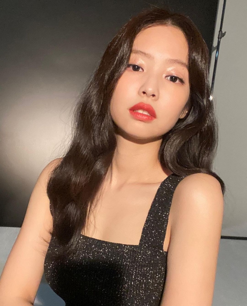 Jennie的捲髮表現出女人的性感魅力。