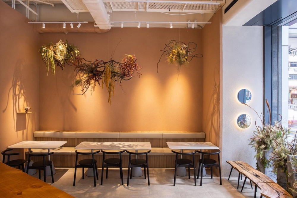 店內有著溫暖的橘色調牆面,與白色做搭配