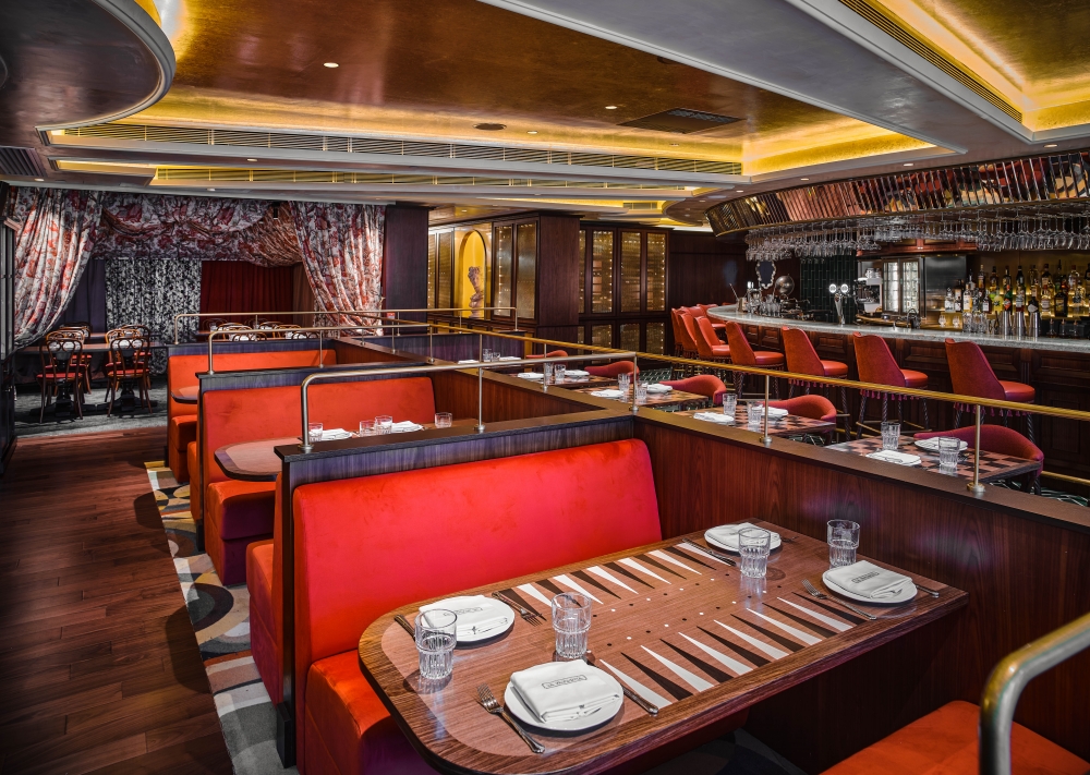 位於太古坊的The Sixteenth佔地18,000平方尺，設有400個座位，旗下擁有4間特色餐廳讓人滿足味蕾和享受視覺用餐體驗。